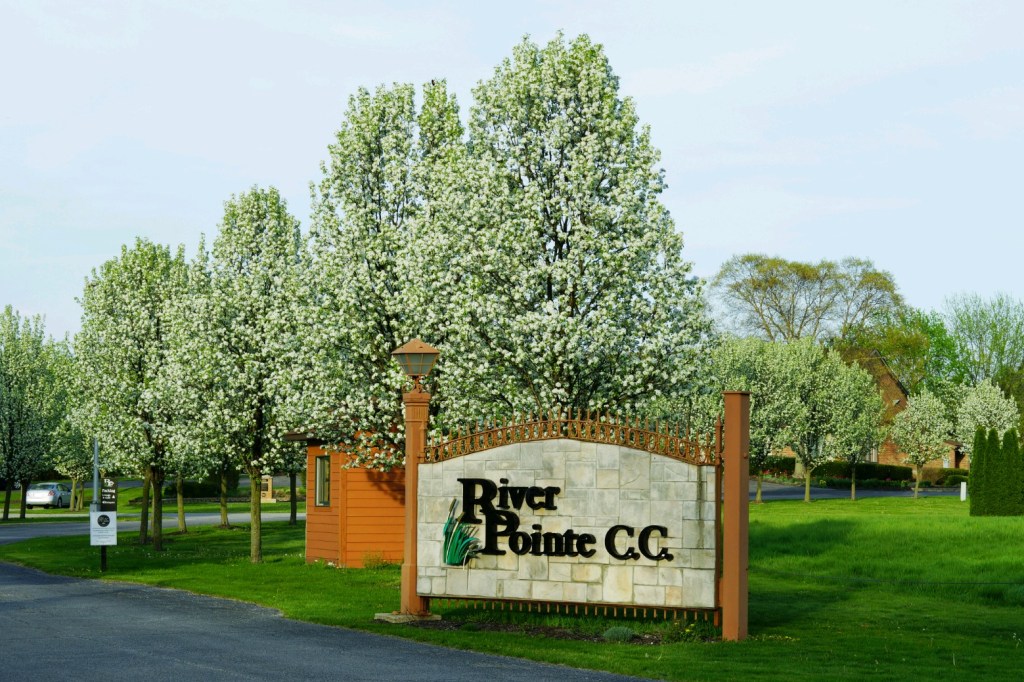 River Pointe Country Club sign